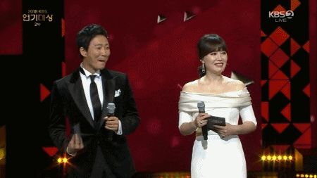 희라씨와 베스트 커플상 시상하면서 깨방정 떠는 최수종.gif | 인스티즈