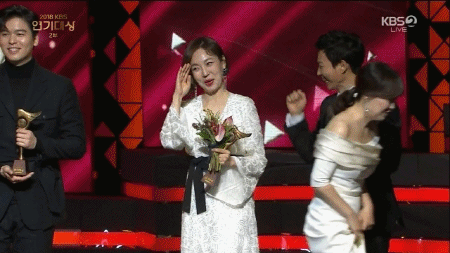 희라씨와 베스트 커플상 시상하면서 깨방정 떠는 최수종.gif | 인스티즈