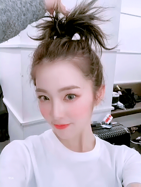 헤어 선생님이 자신의 머리로 장난쳐서 걱정하면서도 즐기는 아이린.jpgif | 인스티즈