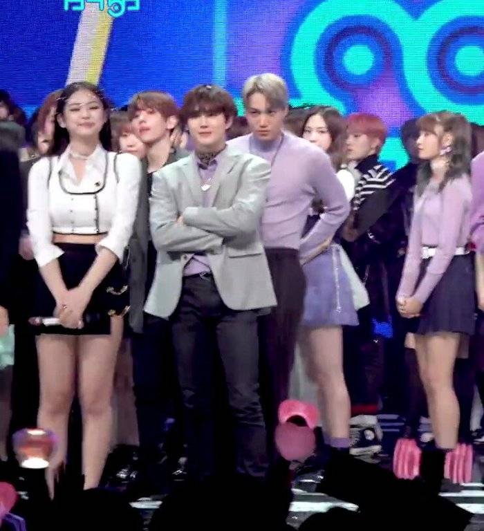 [엑소외] 제니의 거친 이동과 카이의 의식한 눈빛과 그걸 지켜보는 수호.gif | 인스티즈