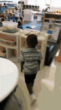 일주일 결석 후 돌아온 친구를 본 유치원생들.gif | 인스티즈