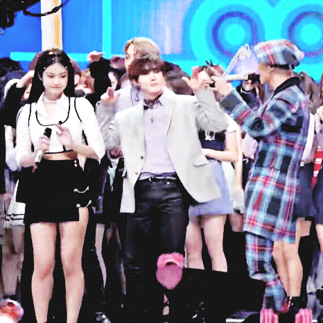 [엑소외] 제니의 거친 이동과 카이의 의식한 눈빛과 그걸 지켜보는 수호.gif | 인스티즈