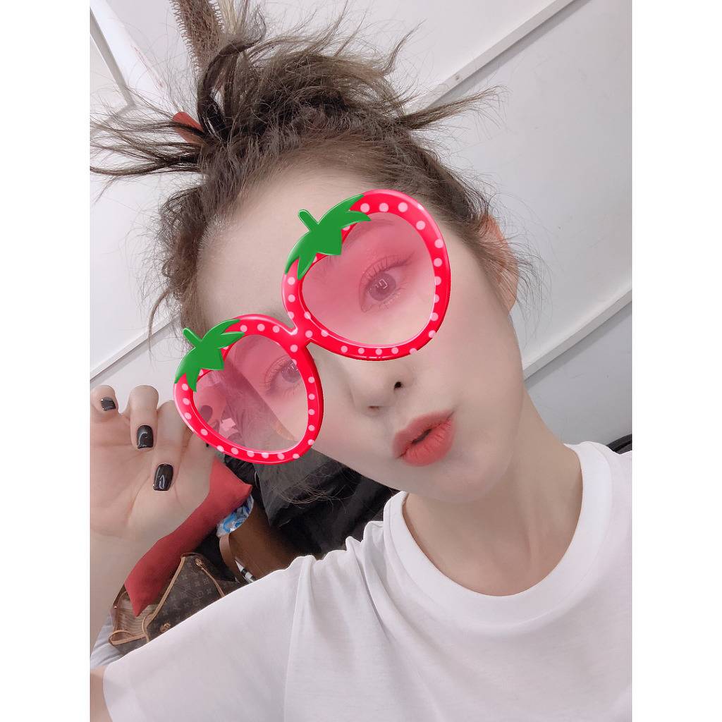 헤어 선생님이 자신의 머리로 장난쳐서 걱정하면서도 즐기는 아이린.jpgif | 인스티즈