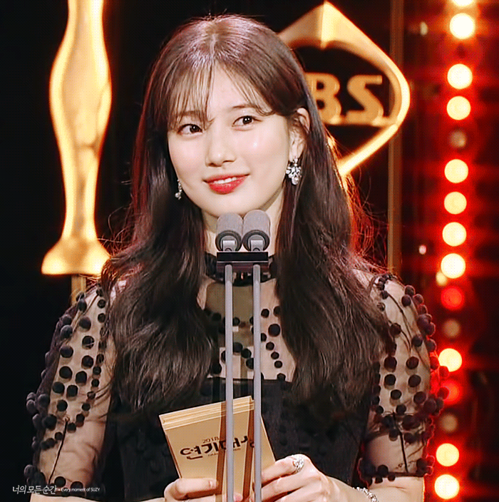 SBS 연기대상 수지(+새해인사하는 수지).gif | 인스티즈
