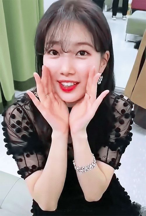 SBS 연기대상 수지(+새해인사하는 수지).gif | 인스티즈