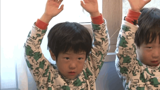 서언이 서준이로 보는 어린시절 손들고 서있는 벌 받았을 때 공감.gif | 인스티즈