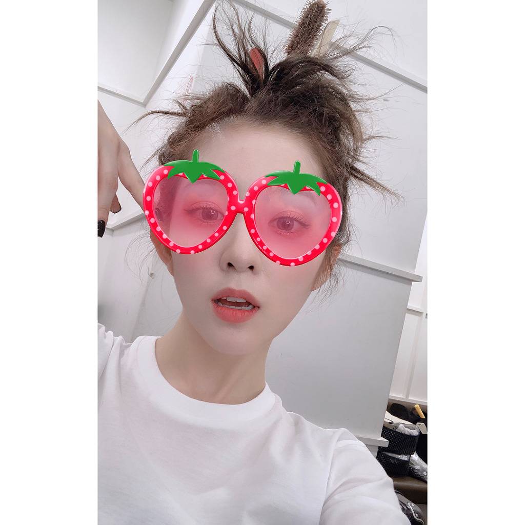 헤어 선생님이 자신의 머리로 장난쳐서 걱정하면서도 즐기는 아이린.jpgif | 인스티즈