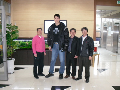 217cm-153kg-380mm의 초거구로 20대초반들은 잘 모를수도 있음 | 인스티즈