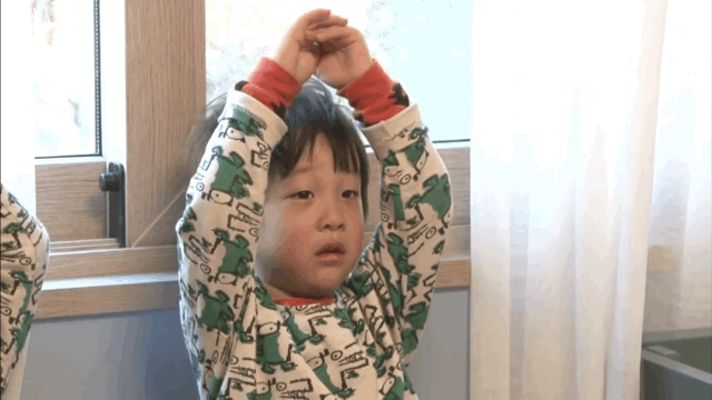 서언이 서준이로 보는 어린시절 손들고 서있는 벌 받았을 때 공감.gif | 인스티즈