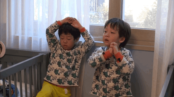 서언이 서준이로 보는 어린시절 손들고 서있는 벌 받았을 때 공감.gif | 인스티즈