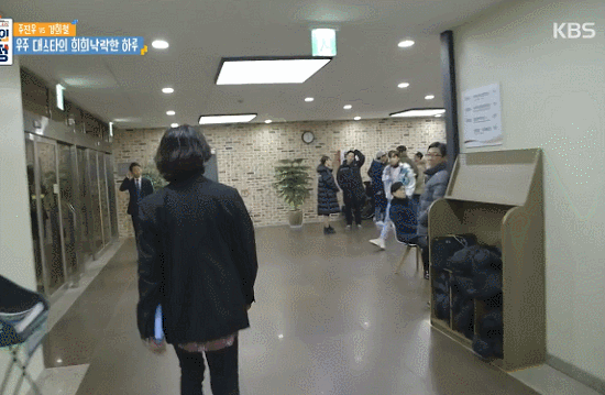 방송국 복도에서 여자아이돌,남자아이돌 만났을때 김희철 반응.gif | 인스티즈