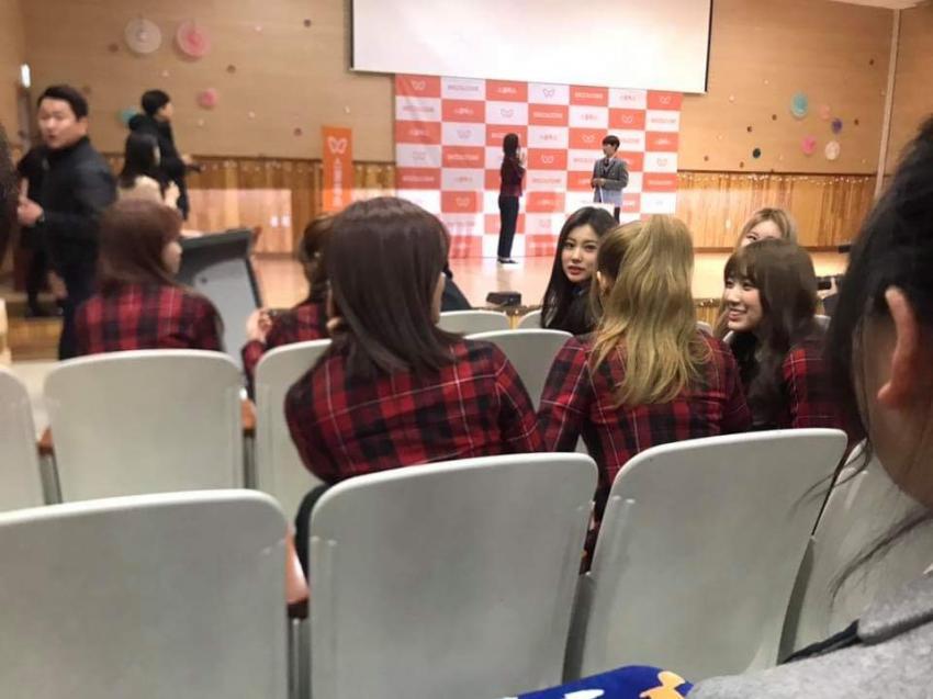 아이즈원 악수에 포옹까지 충격.gif | 인스티즈