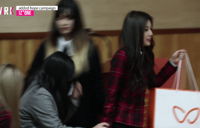 아이즈원 악수에 포옹까지 충격.gif | 인스티즈