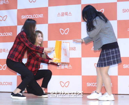 아이즈원 악수에 포옹까지 충격.gif | 인스티즈