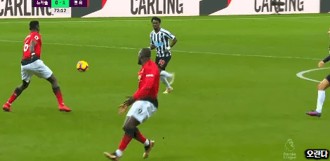 포그바에게 위험하게 들어가는 쉘비.gif | 인스티즈