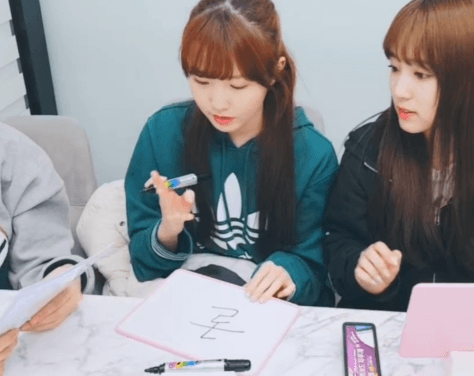 손에 묻은 보드마카 지우는 아이즈원 히토미 | 인스티즈