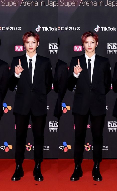 강다니엘 뒷짐진 자세.jpgif | 인스티즈