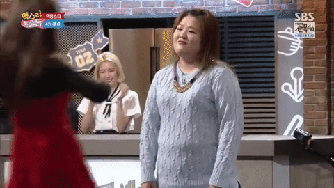 신나서 가만 못있는 경리.gif | 인스티즈