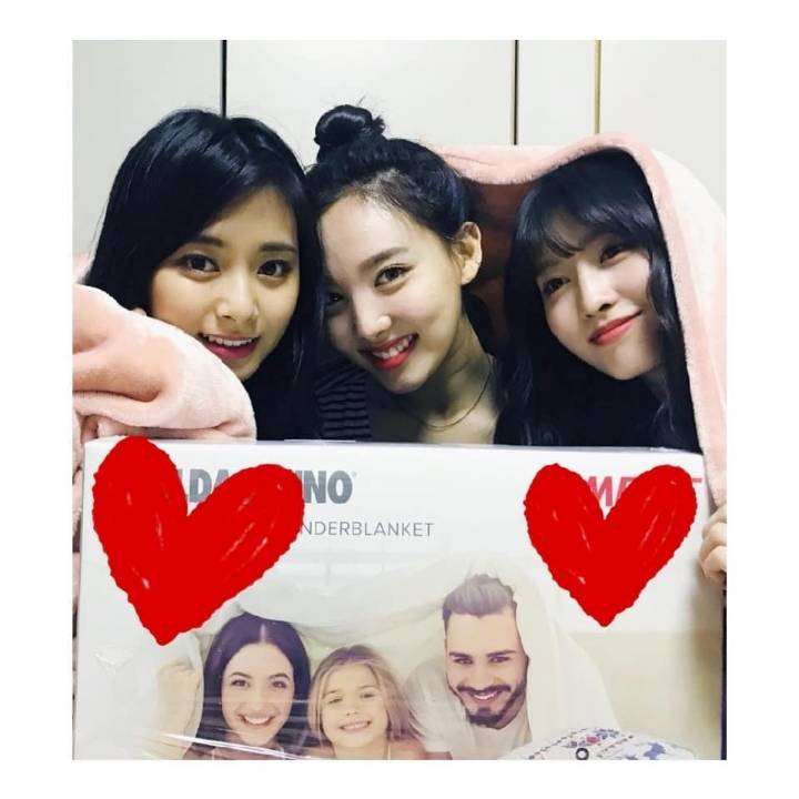 최화정씨에게 선물받은 전기매트 인증하는 트와이스.jpg | 인스티즈