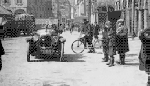 1915년 U턴하는 자동차.gif | 인스티즈