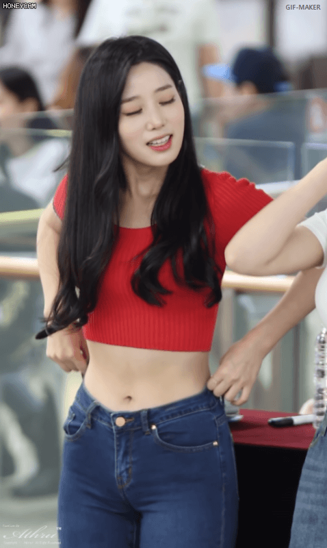 바지 추스르는 조현 | 인스티즈