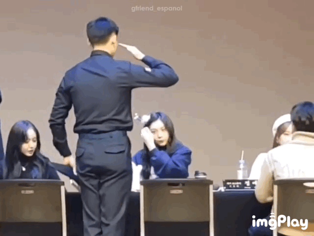 [여자친구] 팬사인회에서 군인 팬 경례 받아주는 여자친구 | 인스티즈