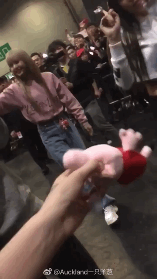 몰래 인형받는 제니.gif | 인스티즈