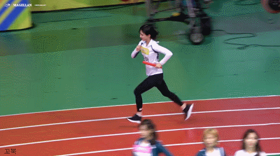 주먹 꼭 쥐고 달리는 여자친구 은하.gif | 인스티즈