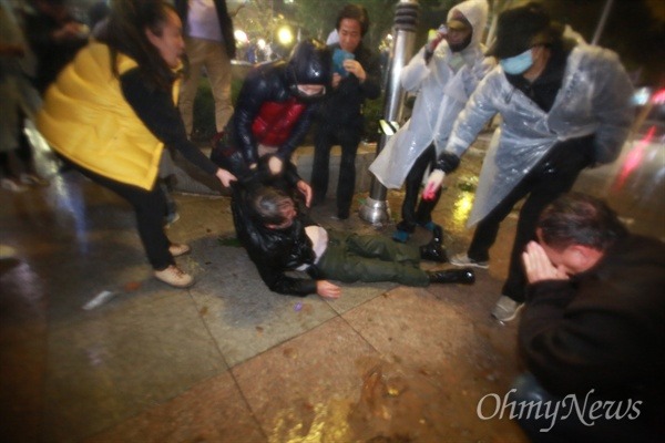 피흘리는 부상자 옮기는 시민에게도 물대포 | 인스티즈