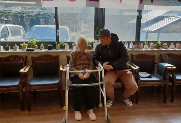 과거 위안부막말 용서받으려 7년째 나눔의 집 방문하는 김구라 | 인스티즈