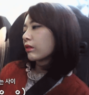 [아이즈원] 눈뜨고 자는 사쿠라 따라하는 나코.gif | 인스티즈