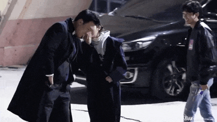 아이유 곁을 지키는 듬직한 남자.gif | 인스티즈