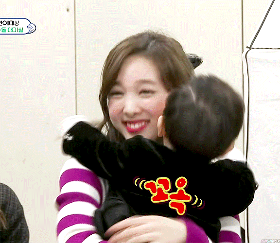 트와이스 나연에게 기습 뽀뽀하는 상남자 | 인스티즈