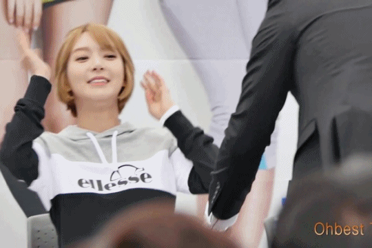 자신의 입간판이 나와 신난 초아 | 인스티즈