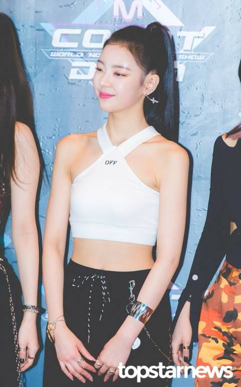 내 취향 ITZY 리아 어깨.jpgif | 인스티즈