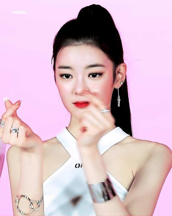 내 취향 ITZY 리아 어깨.jpgif | 인스티즈