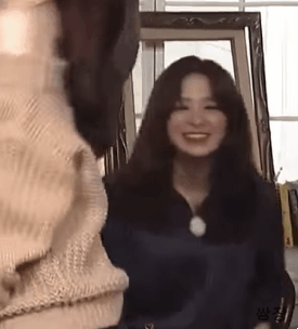 섹시한 아이린 보고 더 부끄러워하는 슬기.gif | 인스티즈