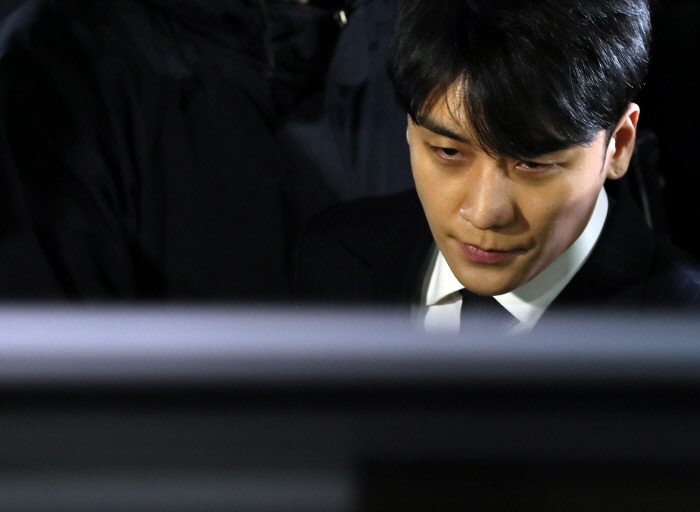 '성접대 의혹' 승리 16시간 조사 후 귀가…"입영 연기 신청 할 것” | 인스티즈