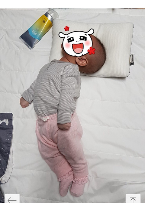 맘카페에 올라온 글 : 아기 누워있을 때 자세.. 목꺾일까봐 불안해요..;;;; | 인스티즈