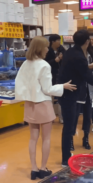 사쿠라를 지켜보는 모두의 주방 제작진들 표정...gif | 인스티즈