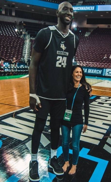 [NCAA] 최장신 타코 폴과 성인 여성의 키차이 | 인스티즈