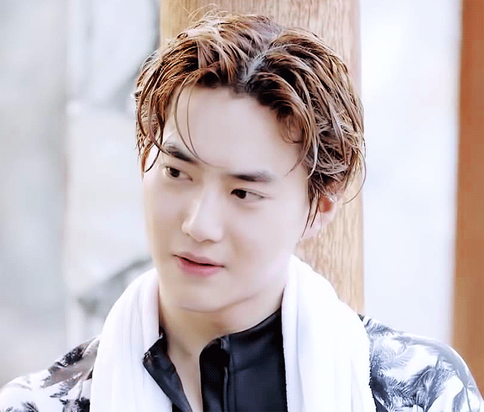 피부가 너무 하얘서 톤다운화장 빡세게 하는 엑소 수호.jpgif | 인스티즈