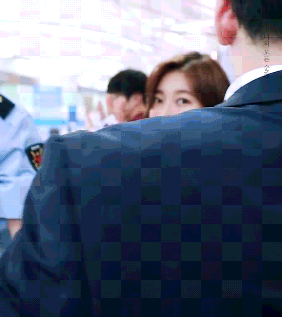 [수지] 공항에서 자기 사진을 찍으려는 아주머니께 수지가 취한 행동.jpg | 인스티즈