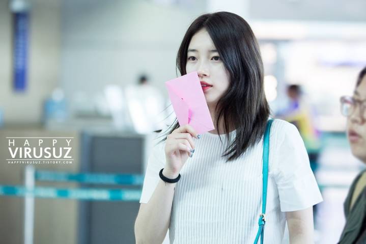 [수지] 공항에서 자기 사진을 찍으려는 아주머니께 수지가 취한 행동.jpg | 인스티즈