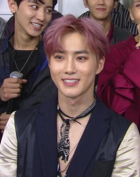 피부가 너무 하얘서 톤다운화장 빡세게 하는 엑소 수호.jpgif | 인스티즈