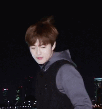 피부가 너무 하얘서 톤다운화장 빡세게 하는 엑소 수호.jpgif | 인스티즈