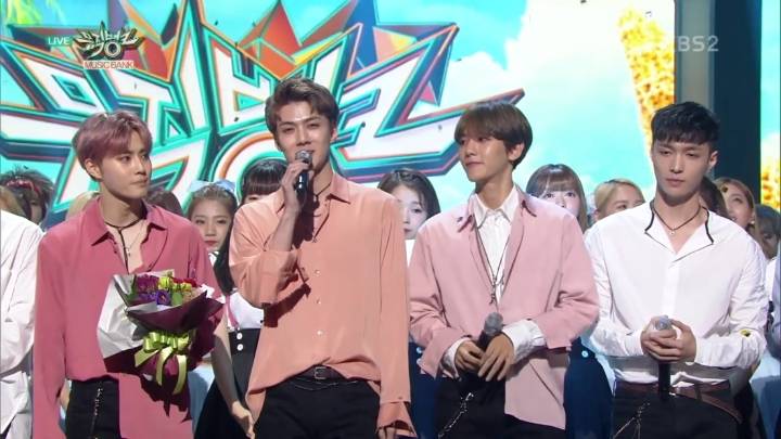 피부가 너무 하얘서 톤다운화장 빡세게 하는 엑소 수호.jpgif | 인스티즈