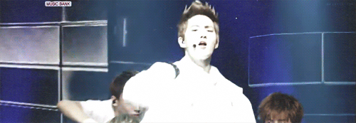 피부가 너무 하얘서 톤다운화장 빡세게 하는 엑소 수호.jpgif | 인스티즈