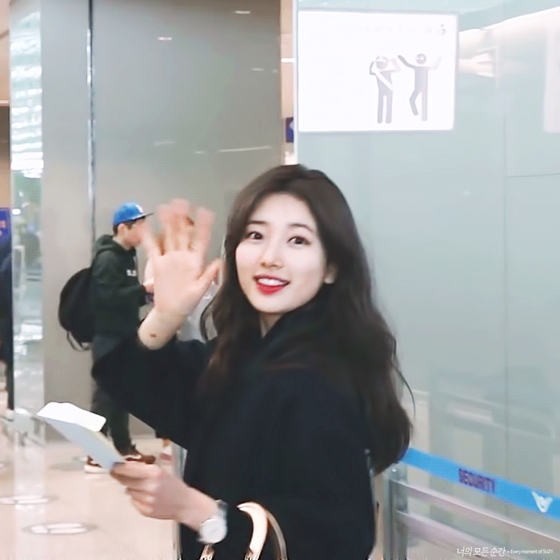 [수지] 공항에서 자기 사진을 찍으려는 아주머니께 수지가 취한 행동.jpg | 인스티즈