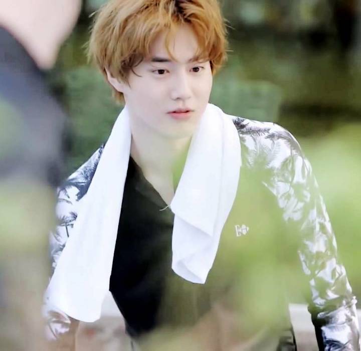 피부가 너무 하얘서 톤다운화장 빡세게 하는 엑소 수호.jpgif | 인스티즈